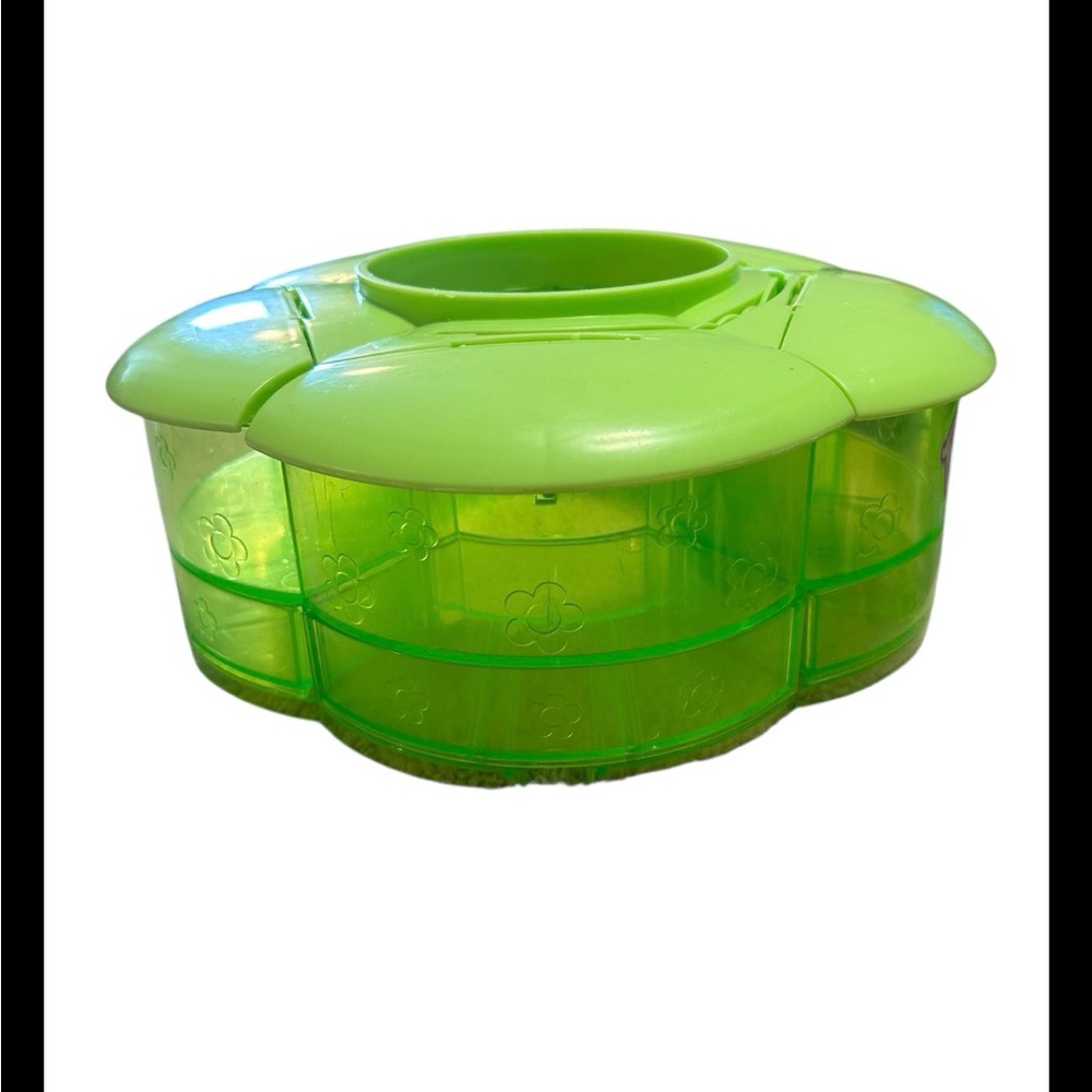 Polly Pocket Collectors 2004 Green Daisy Organizer Storage Container W Handle - Picture 2 of 6